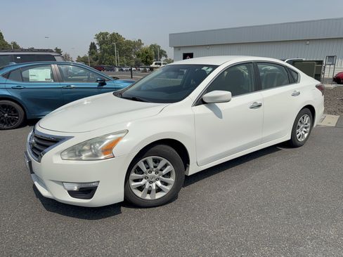 Used 2015 Nissan Altima 2.5 S FWD image 3
