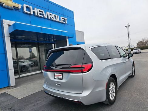 Used 2024 Chrysler Pacifica Touring-L FWD image 3