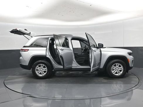 Used 2025 Jeep Grand Cherokee Laredo AWD/4WD image 56