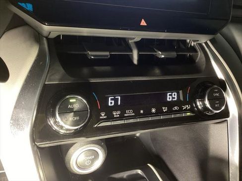 Certified 2023 Toyota Venza LE image 15