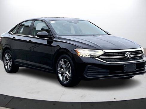 Used 2024 Volkswagen Jetta SE image 2