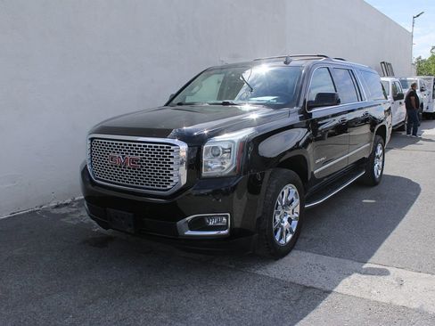 Used 2016 GMC Yukon XL Denali image 3