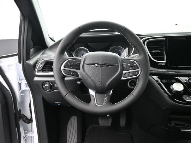 New 2025 Chrysler Pacifica Select w/ Uconnect Theater Family Group AWD/4WD image 27