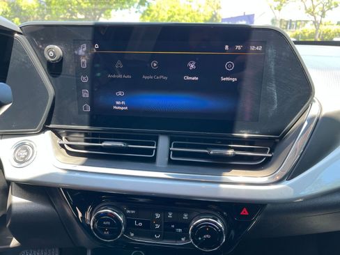 Used 2025 Chevrolet Trax LT w/ LT Convenience Package FWD image 17