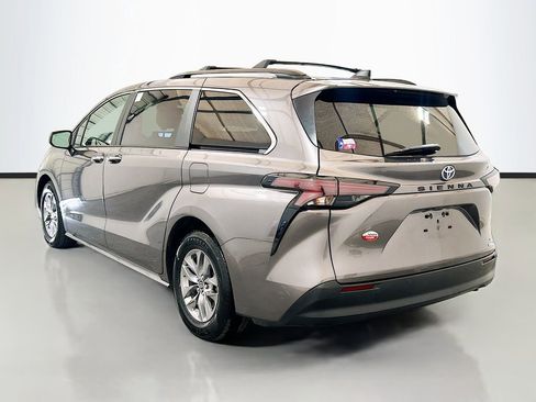 Used 2023 Toyota Sienna XLE FWD image 6
