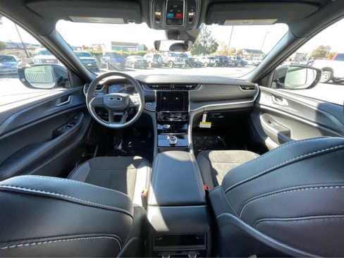 New 2025 Jeep Grand Cherokee Altitude image 8