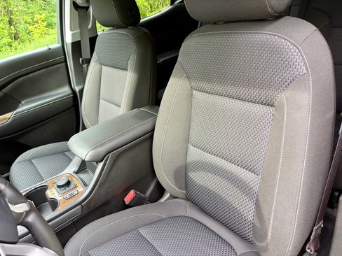 Used 2023 GMC Acadia SLE w/ Driver Convenience Package FWD image 4