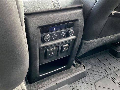 Used 2020 Chevrolet Traverse Premier FWD image 33