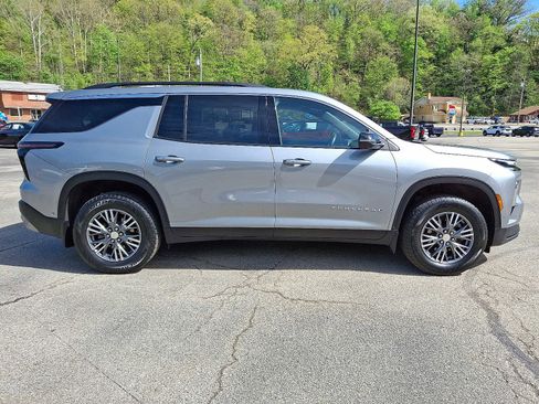 Used 2024 Chevrolet Traverse LT w/ Enhanced Driving Package AWD/4WD image 7