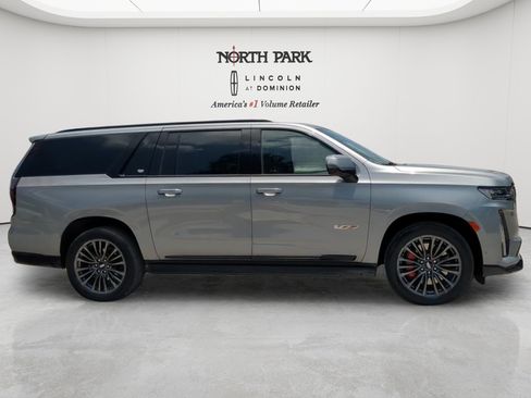 Used 2023 Cadillac Escalade ESV V w/ LPO, ONYX Package AWD/4WD image 4