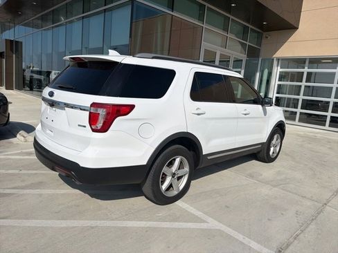 Used 2017 Ford Explorer XLT w/ Equipment Group 202A image 6