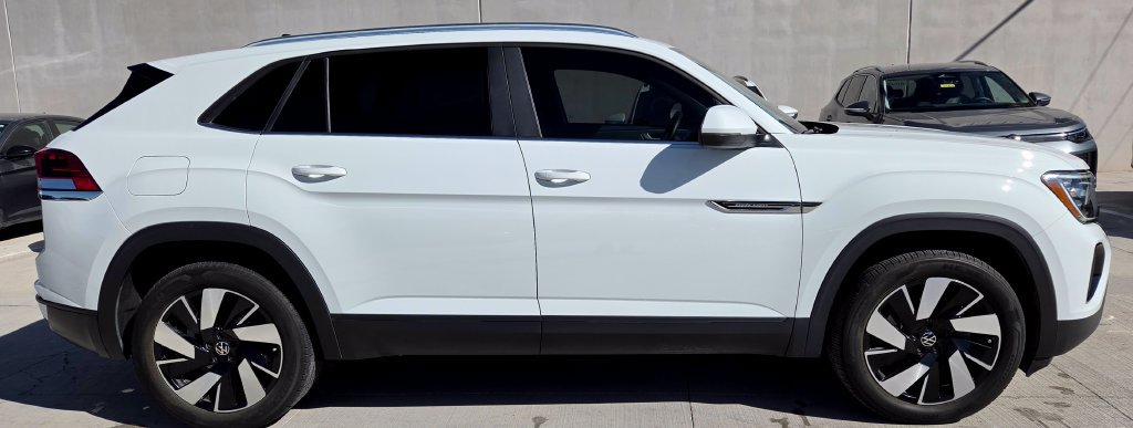 Used 2024 Volkswagen Atlas Cross Sport SE w/ Panoramic Sunroof Package FWD image 5