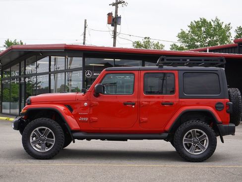 Used 2019 Jeep Wrangler Unlimited Sahara AWD/4WD image 4