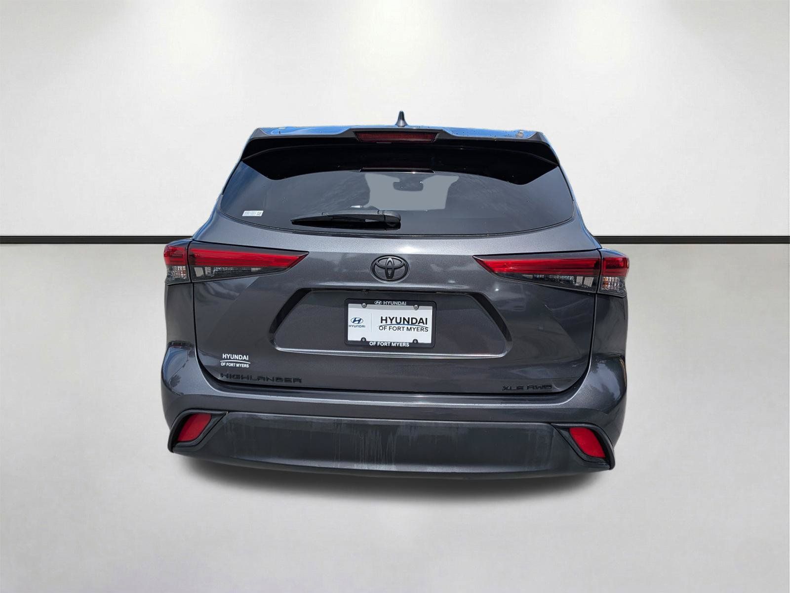 Used 2021 Toyota Highlander XLE AWD/4WD image 5
