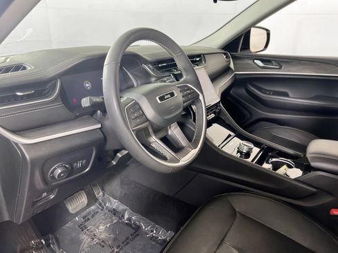 Used 2023 Jeep Grand Cherokee Limited AWD/4WD image 9