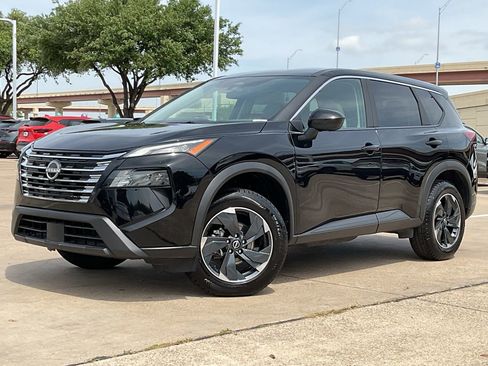 Used 2025 Nissan Rogue SV image 2