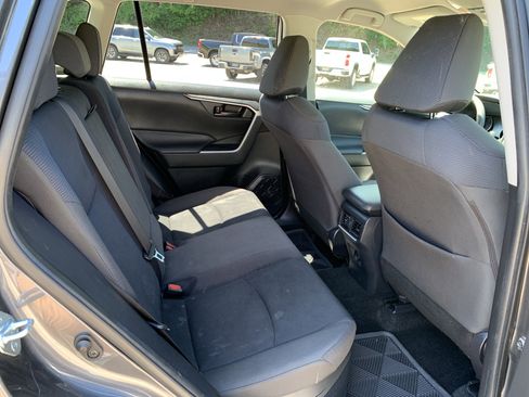 Used 2020 Toyota RAV4 LE w/ Carpet Mat Package AWD/4WD image 19