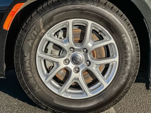 Used 2023 Chrysler Pacifica Touring-L image 26