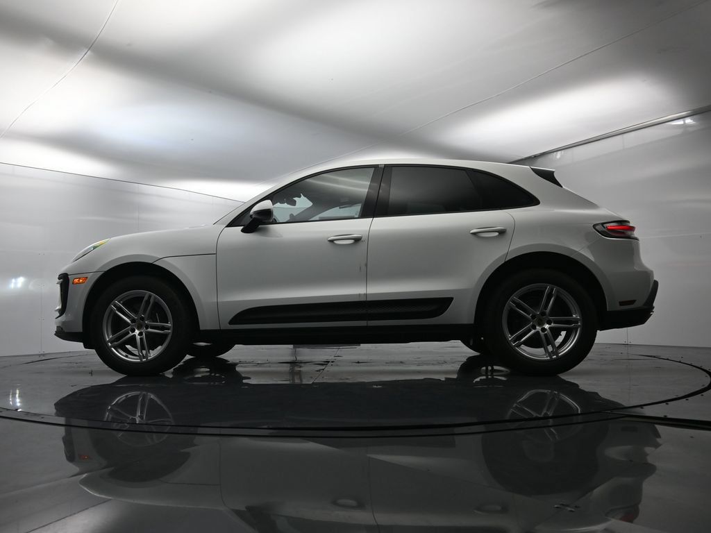 Certified 2025 Porsche Macan AWD/4WD image 47