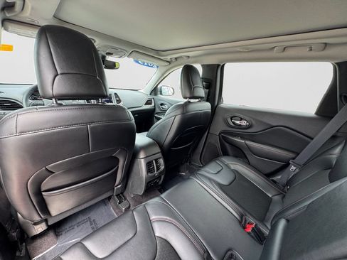 Used 2019 Jeep Cherokee Trailhawk w/ Comfort/Convenience Group AWD/4WD image 13