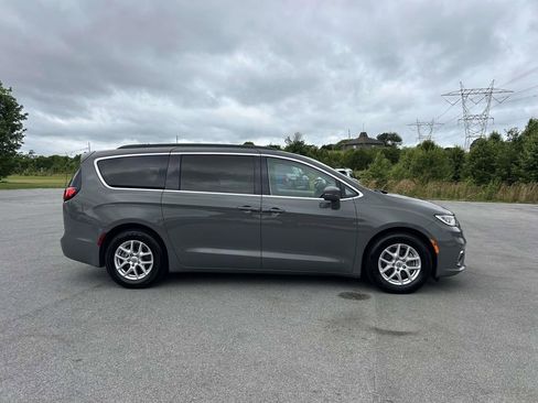 Used 2022 Chrysler Pacifica Touring-L FWD image 2