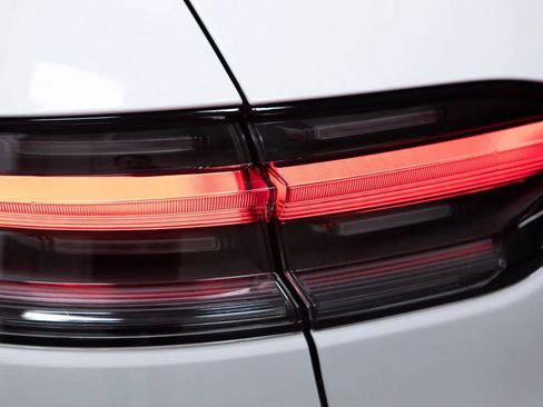 Certified 2025 Porsche Macan AWD/4WD image 36