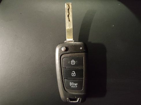 Used 2023 Hyundai Santa Fe SE image 32