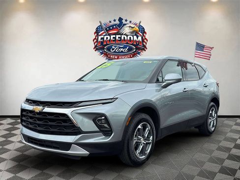 Used 2025 Chevrolet Blazer LT AWD/4WD image 2