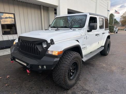 Used 2019 Jeep Wrangler Unlimited Sahara image 2