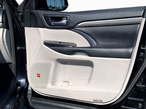 Used 2018 Toyota Highlander Limited FWD image 21