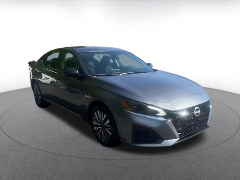 Used 2025 Nissan Altima 2.5 SV FWD image 3
