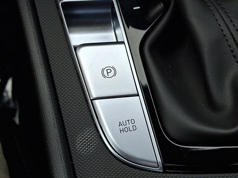 Certified 2025 Hyundai Elantra Limited FWD image 26