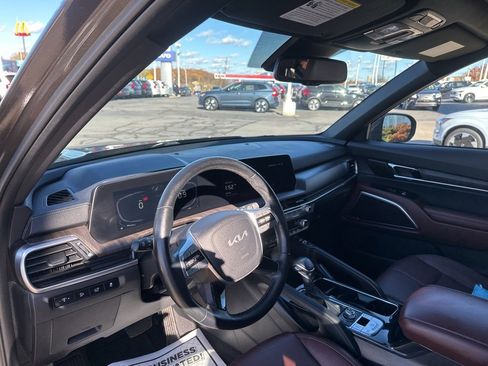Used 2024 Kia Telluride EX w/ EX Captain's Chair Package image 19