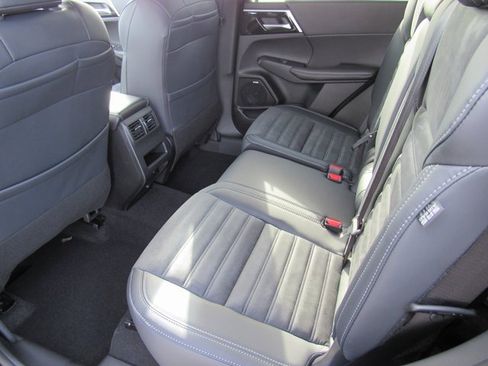 New 2025 Mitsubishi Outlander SE image 9