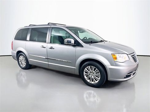 Used 2016 Chrysler Town & Country Touring-L image 24