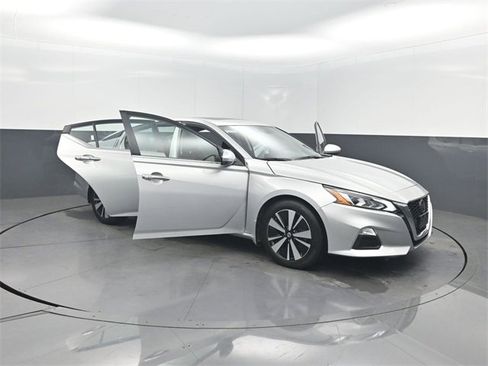 Used 2022 Nissan Altima 2.5 SV w/ SV Premium Package image 38