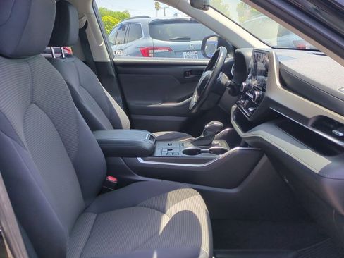 Used 2023 Toyota Highlander LE FWD image 24