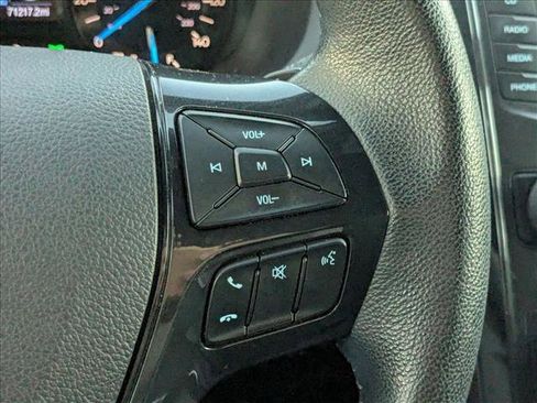 Used 2017 Ford Explorer XLT image 5