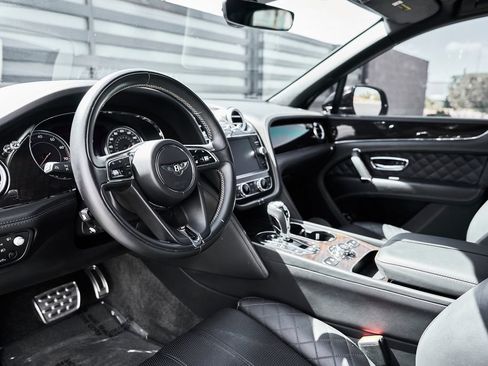 Used 2017 Bentley Bentayga AWD/4WD image 2