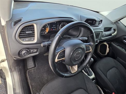 Used 2017 Jeep Renegade Latitude FWD image 16