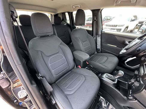 Used 2019 Jeep Renegade Latitude w/ Popular Equipment Group FWD image 22