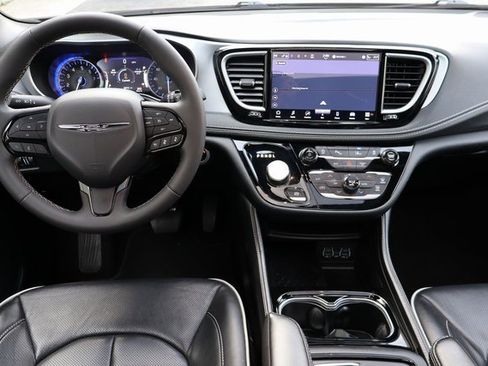 Used 2025 Chrysler Pacifica Limited image 6