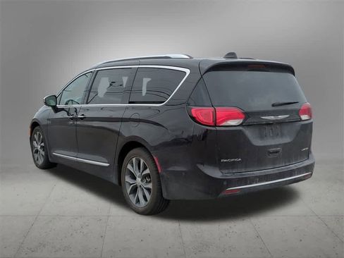 Used 2017 Chrysler Pacifica Limited image 4