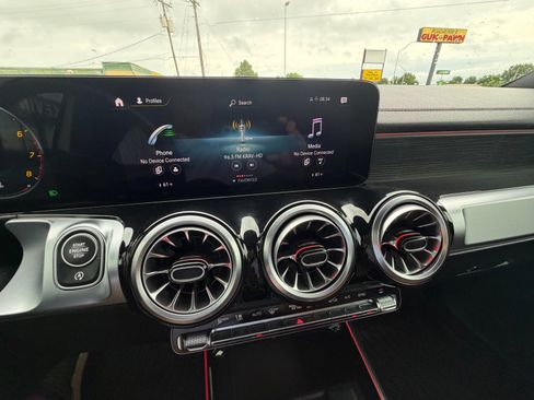 Used 2023 Mercedes-Benz GLB 250 4MATIC image 15