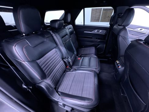 Used 2025 Ford Explorer ST-Line w/ ST-Line Street Pack AWD/4WD image 39
