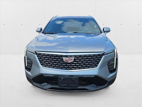 Used 2024 Cadillac XT4 Premium Luxury image 2
