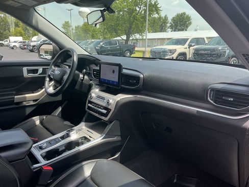 Used 2022 Ford Explorer XLT w/ Equipment Group 202A AWD/4WD image 27