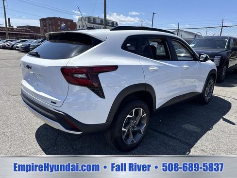 Used 2025 Chevrolet Trax LT w/ Driver Confidence Package FWD image 8