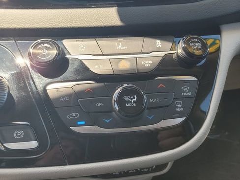 Used 2022 Chrysler Pacifica Touring-L FWD image 24