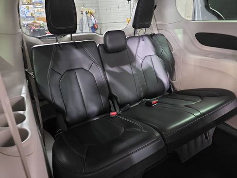 Used 2023 Chrysler Pacifica Touring-L image 12